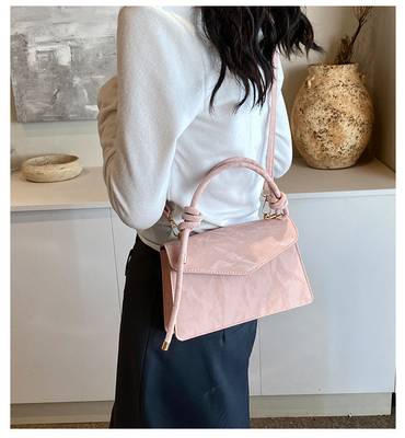 Tas Tangan Berkualitas Tinggi Wanita Tren Baru Mode NICHE Desain Hand Bill of Loading Bahu Tas Semua Tekstur Tas Crossbody