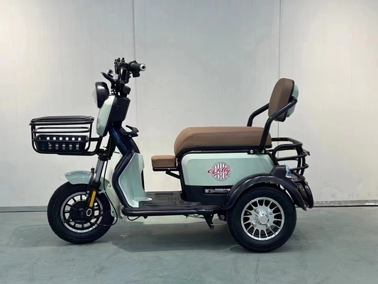 TRICYCLE ELEKTRIK BARU yang kecil membawa bayinya sendiri ke rumah untuk mengambil anak-anak