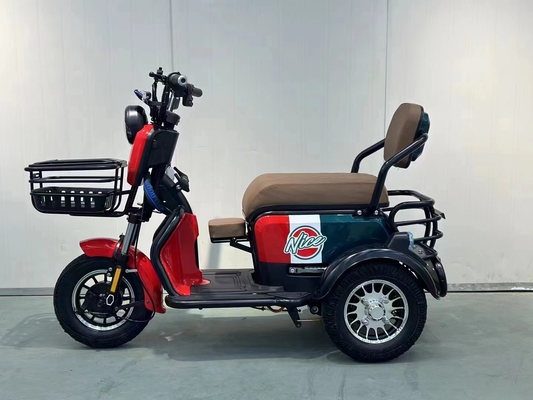TRICYCLE ELEKTRIK BARU yang kecil membawa bayinya sendiri ke rumah untuk mengambil anak-anak