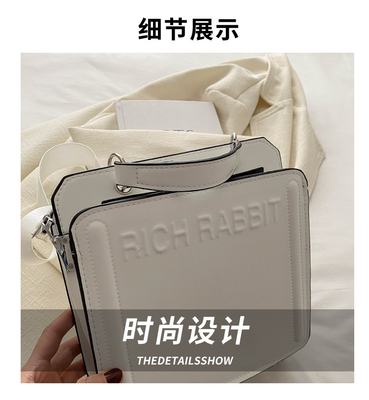 SIMPLE FASHION LETTER BAG BAG BARU Wanita INS KOMUTER BAG TANGAN SQUARE BAG SENIOR Tekstur lebar tali bahu crossbody