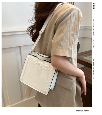 SIMPLE FASHION LETTER BAG BAG BARU Wanita INS KOMUTER BAG TANGAN SQUARE BAG SENIOR Tekstur lebar tali bahu crossbody