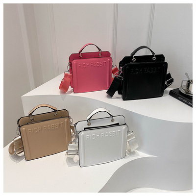 SIMPLE FASHION LETTER BAG BAG BARU Wanita INS KOMUTER BAG TANGAN SQUARE BAG SENIOR Tekstur lebar tali bahu crossbody