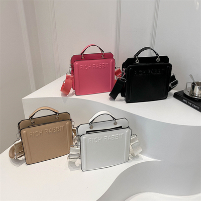 SIMPLE FASHION LETTER BAG BAG BARU Wanita INS KOMUTER BAG TANGAN SQUARE BAG SENIOR Tekstur lebar tali bahu crossbody
