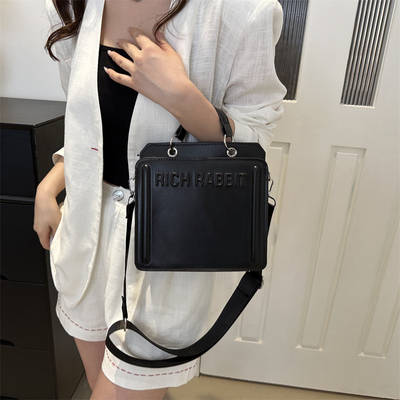 SIMPLE FASHION LETTER BAG BAG BARU Wanita INS KOMUTER BAG TANGAN SQUARE BAG SENIOR Tekstur lebar tali bahu crossbody