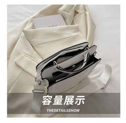 SIMPLE FASHION LETTER BAG BAG BARU Wanita INS KOMUTER BAG TANGAN SQUARE BAG SENIOR Tekstur lebar tali bahu crossbody