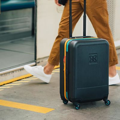 Koper tahan lama dengan panel kompresi anti hancur luar mesh dan tali kompresi yang dirancang untuk perjalanan bebas kerumitan