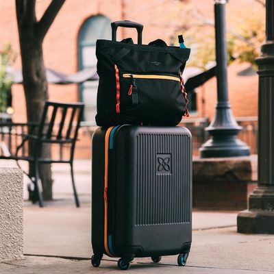 Koper tahan lama dengan panel kompresi anti hancur luar mesh dan tali kompresi yang dirancang untuk perjalanan bebas kerumitan