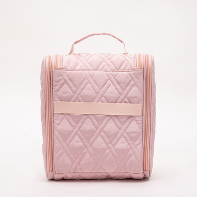 Tas Makeup Pink dibuat dengan bahan berkualitas tinggi dan fokus pada fungsionalitas. tas ini sempurna untuk mengatur makeup Anda dan perawatan kulit penting