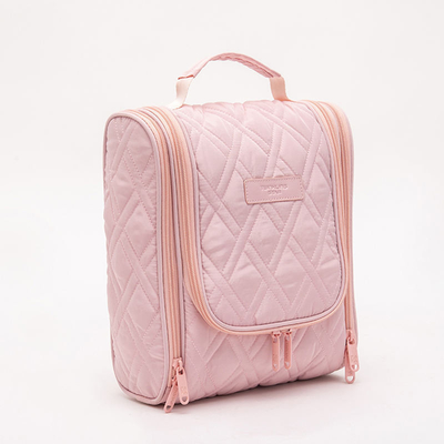 Tas Makeup Pink dibuat dengan bahan berkualitas tinggi dan fokus pada fungsionalitas. tas ini sempurna untuk mengatur makeup Anda dan perawatan kulit penting