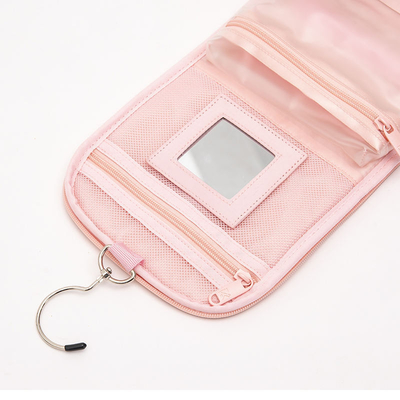 Tas Makeup Pink dibuat dengan bahan berkualitas tinggi dan fokus pada fungsionalitas. tas ini sempurna untuk mengatur makeup Anda dan perawatan kulit penting