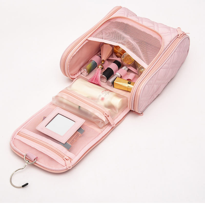 Tas Makeup Pink dibuat dengan bahan berkualitas tinggi dan fokus pada fungsionalitas. tas ini sempurna untuk mengatur makeup Anda dan perawatan kulit penting