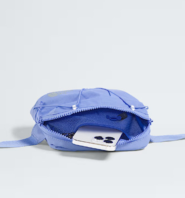 Tas Fanny Packs Kompartemen utama berzipper memiliki kantong kisi-zip yang aman dengan penjepit kunci