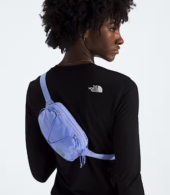 Tas Fanny Packs Kompartemen utama berzipper memiliki kantong kisi-zip yang aman dengan penjepit kunci