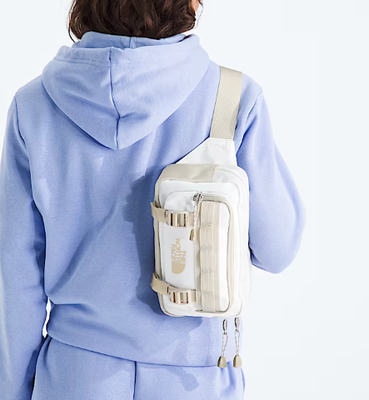 Tas Fanny Packs Kompartemen utama berzipper memiliki kantong kisi-zip yang aman dengan penjepit kunci