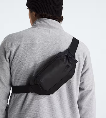 Tali pengikat yang dapat disesuaikan memungkinkan untuk pinggang atau crossbody membawa tas Fanny