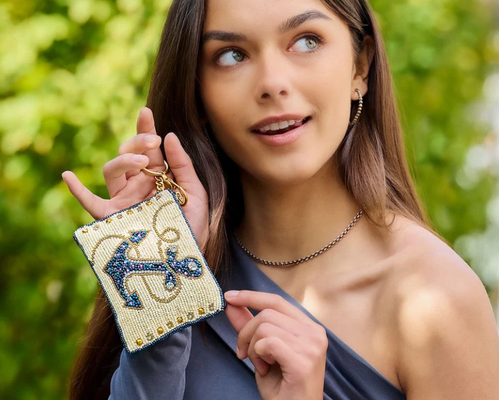 Dompet Koin Hooked Up Dompet koin kupu-kupu yang menarik perhatian dengan pola bunga manik-manik yang berani, gantungan kunci rumbai yang ceria, dan penutup ritsleting, sempurna untuk barang-barang kecil